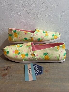 NWT Toms Pineapple Paradise Print Slip On Shoes Size 8.5
